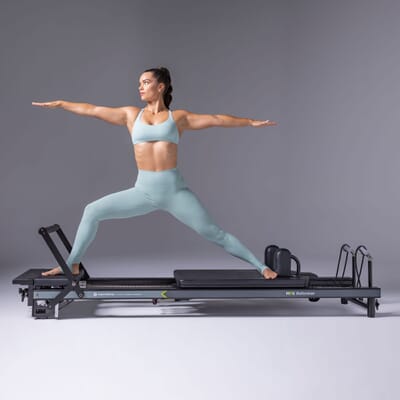 The Swan Dive on the @merrithew Pilates Reformer works the full body,  targeting the back and core muscles, abs, hamstrings, and glutes…